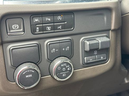 Used 2025 Chevrolet Suburban LT w/ Comfort Package RWD image 19