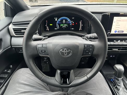 Used 2025 Toyota Camry SE image 18