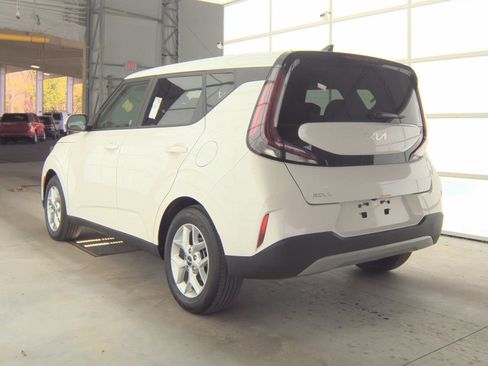 Used 2025 Kia Soul LX w/ LX Technology Package FWD image 10