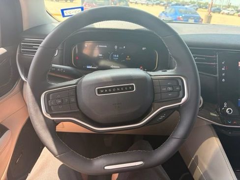 Used 2024 Jeep Wagoneer 4WD image 11