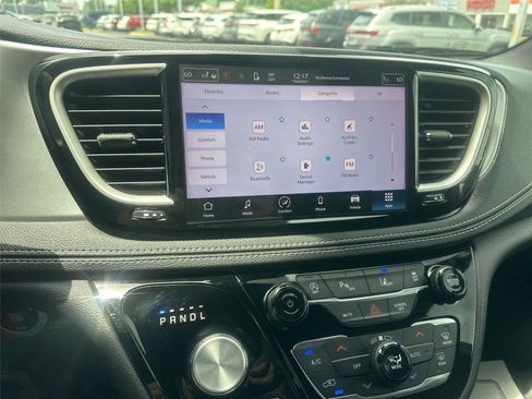 Used 2022 Chrysler Pacifica Touring FWD image 26