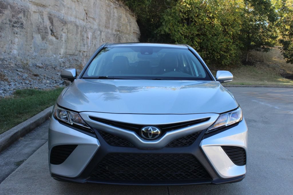 Used 2019 Toyota Camry SE w/ Convenience Package FWD image 4