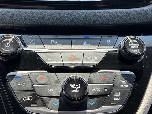 Used 2024 Chrysler Pacifica Touring-L FWD image 33
