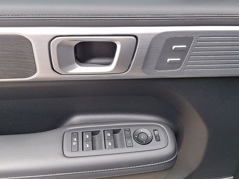 Certified 2024 Hyundai Santa Fe Limited AWD/4WD image 2