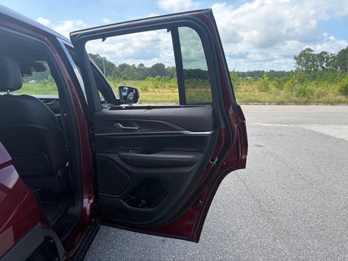 Used 2025 Jeep Grand Cherokee Limited w/ Luxury Tech Group II RWD image 48