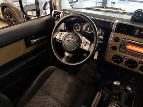 Used 2014 Toyota FJ Cruiser 4WD w/ Upgrade Package image 10
