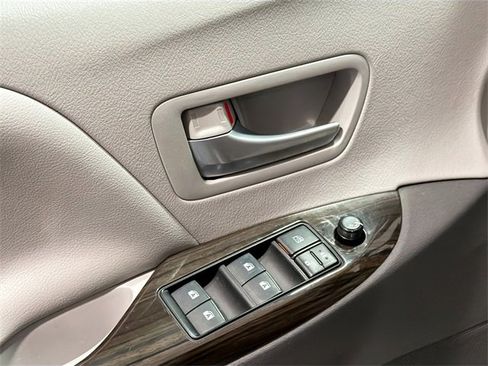 Used 2018 Toyota Sienna Limited image 15