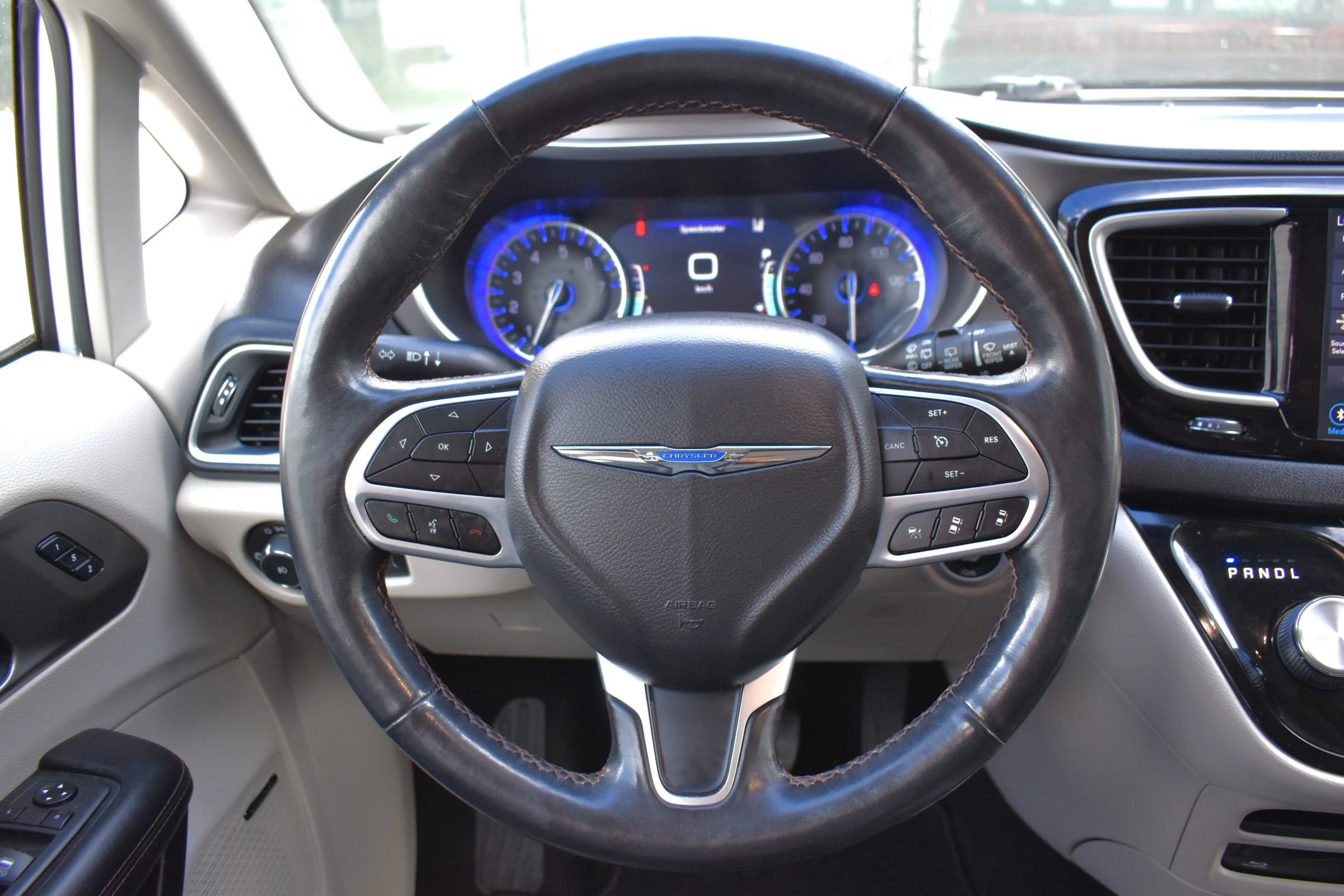 Used 2020 Chrysler Pacifica Touring-L Plus w/ Tire & Wheel Group FWD image 13