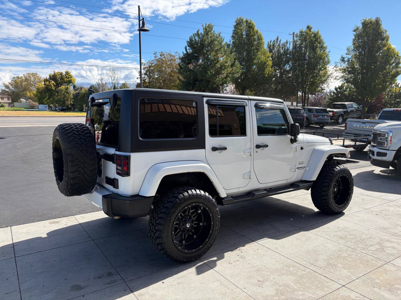 Used 2016 Jeep Wrangler Unlimited Sahara w/ Connectivity Group AWD/4WD image 24