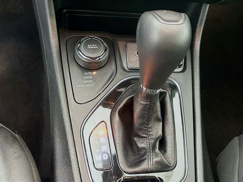 Used 2019 Jeep Cherokee Limited AWD/4WD image 24