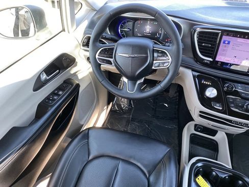 Used 2023 Chrysler Pacifica Touring-L FWD image 17