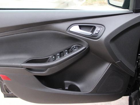 Used 2018 Ford Focus SE w/ SE Appearance Package image 11