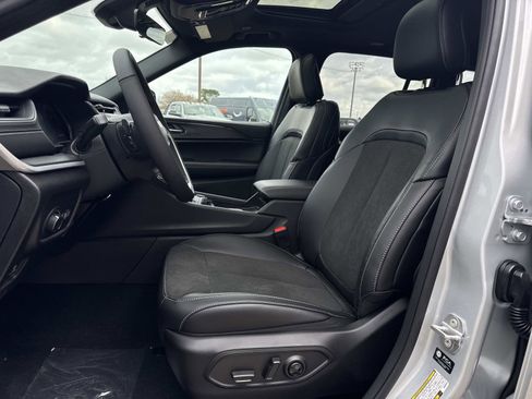 New 2025 Jeep Grand Cherokee Altitude image 8