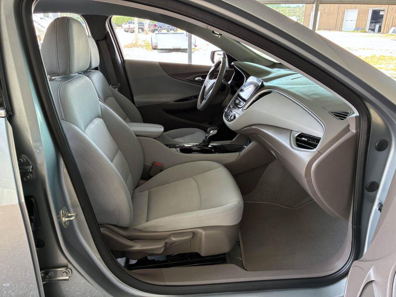 Used 2025 Chevrolet Malibu LT FWD image 15