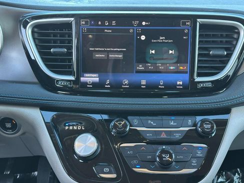 Used 2021 Chrysler Pacifica Touring image 15