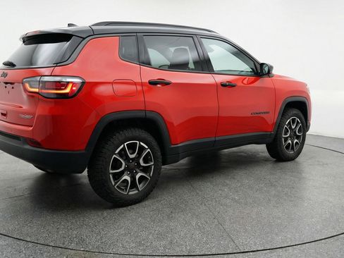 Used 2025 Jeep Compass Trailhawk AWD/4WD image 9
