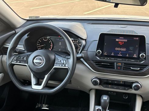 Used 2025 Nissan Altima 2.5 SV FWD image 35