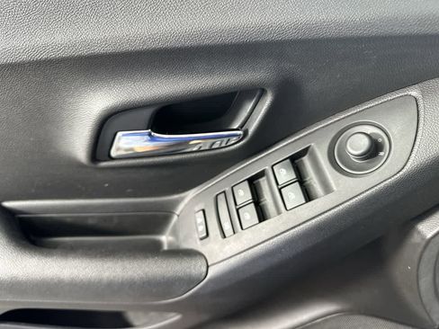 Used 2020 Chevrolet Trax LT w/ LT Convenience Package FWD image 11