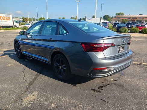 Used 2023 Volkswagen Jetta SE FWD image 5