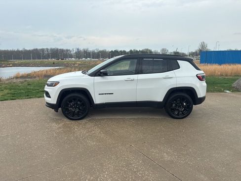 Used 2022 Jeep Compass Latitude w/ Convenience Group AWD/4WD image 4
