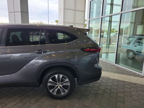 Used 2024 Toyota Highlander XLE image 4