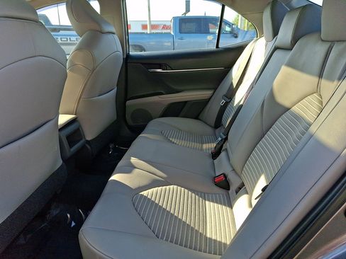 Used 2020 Toyota Camry SE w/ Blackout Package FWD image 10