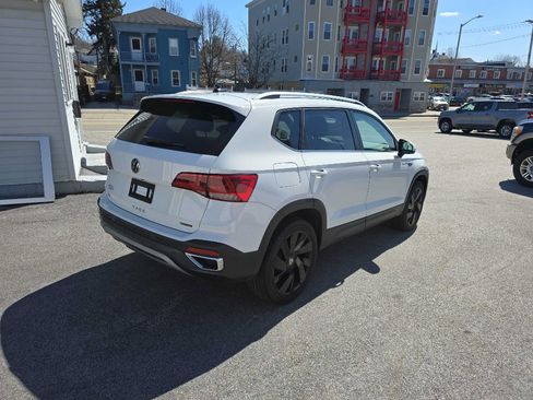 Used 2023 Volkswagen Taos SE w/ Panoramic Sunroof Package image 6