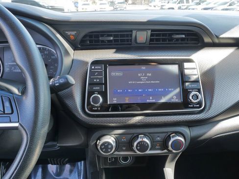 Used 2020 Nissan Kicks S image 28