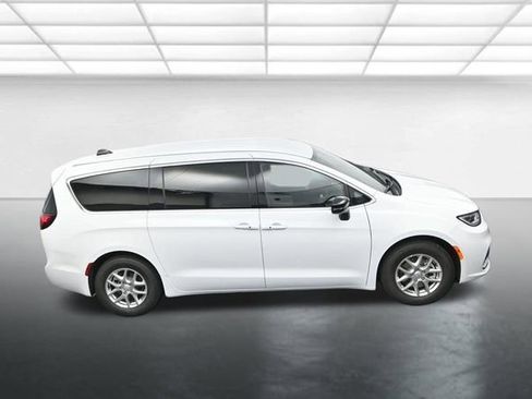 New 2026 Chrysler Pacifica Select image 17