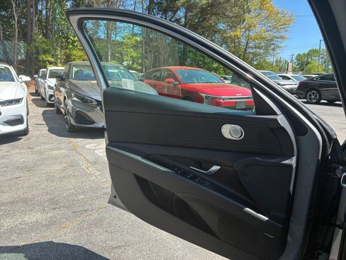 Used 2025 Hyundai Elantra Limited FWD image 18