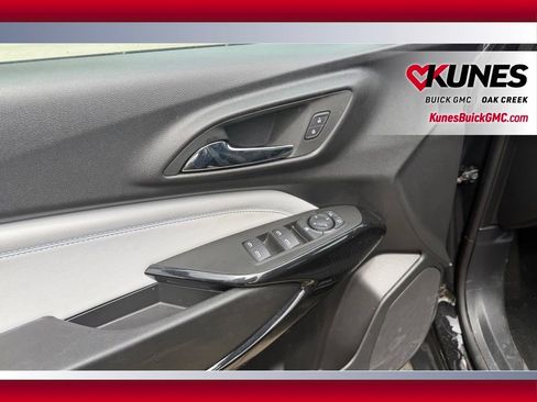 Used 2025 Chevrolet Trax LT w/ LT Convenience Package FWD image 7