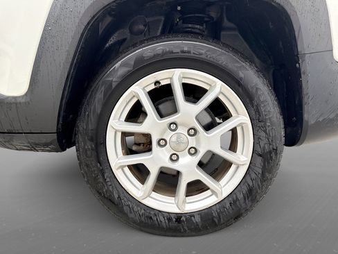 Used 2019 Jeep Renegade Latitude w/ Cold Weather Group AWD/4WD image 25