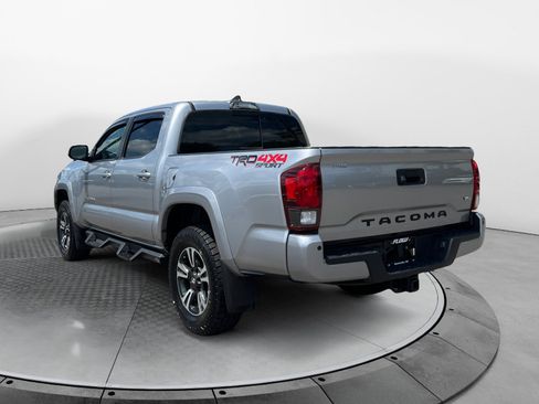 Used 2018 Toyota Tacoma TRD Sport AWD/4WD image 5