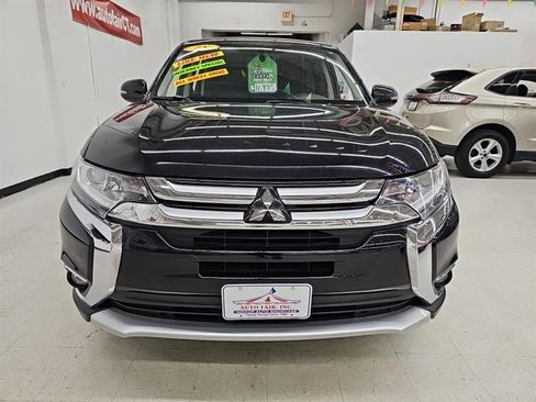Used 2018 Mitsubishi Outlander SE image 2