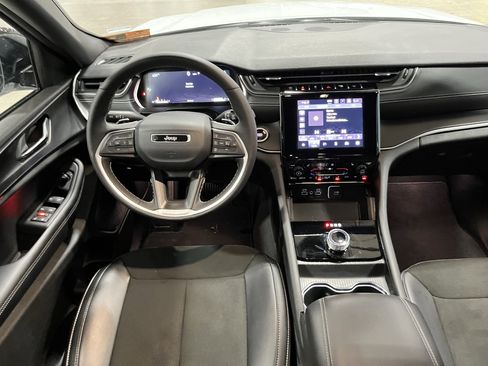 Certified 2025 Jeep Grand Cherokee Altitude image 11