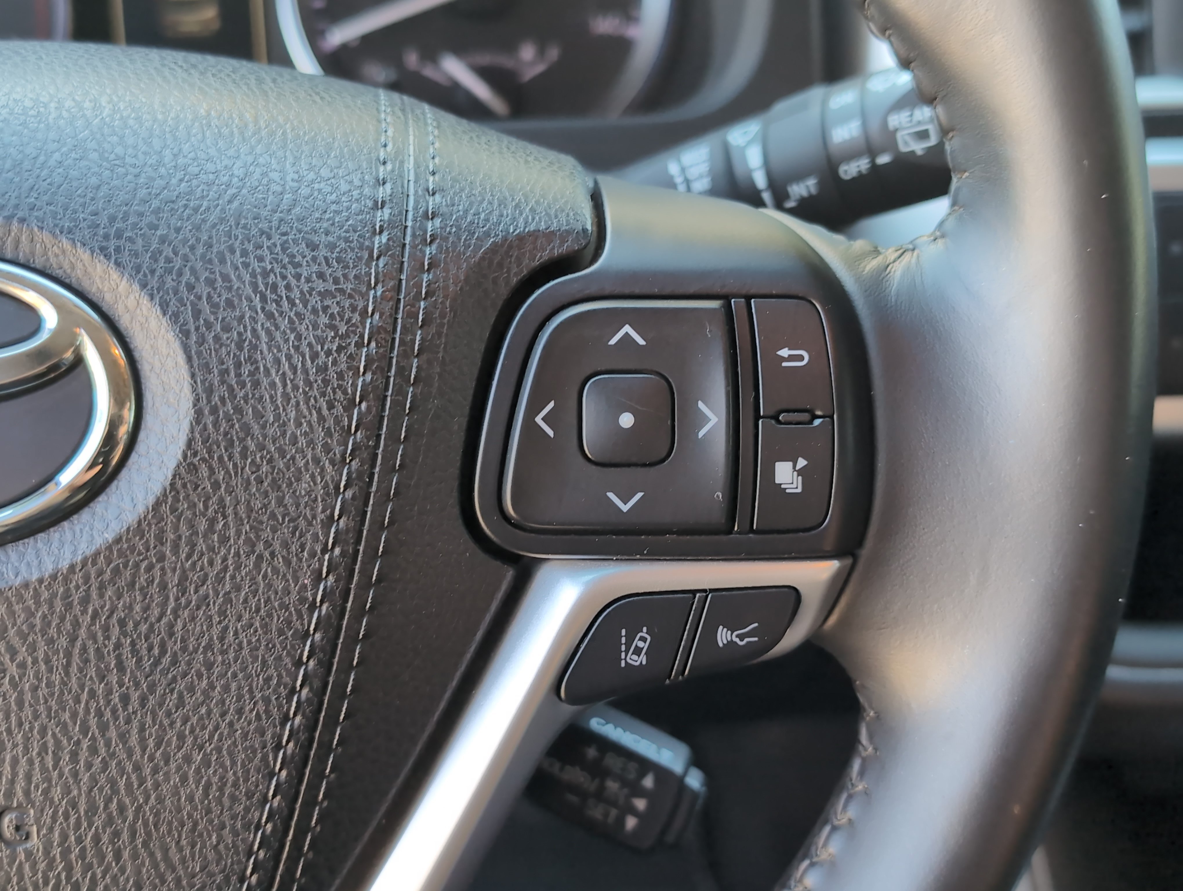 Used 2018 Toyota Highlander SE AWD/4WD image 20