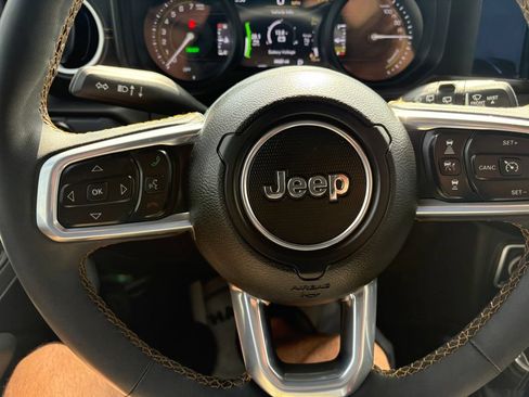 Used 2024 Jeep Wrangler Unlimited Sahara w/ Technology Group AWD/4WD image 18