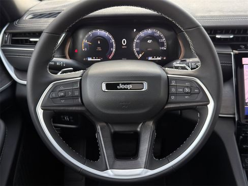 New 2025 Jeep Grand Cherokee Limited w/ Black Appearance Package image 12