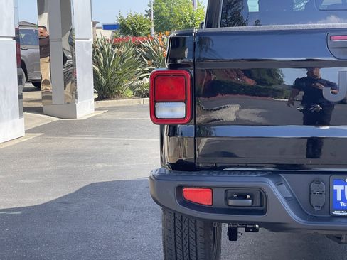 New 2026 Jeep Gladiator Sport AWD/4WD image 9