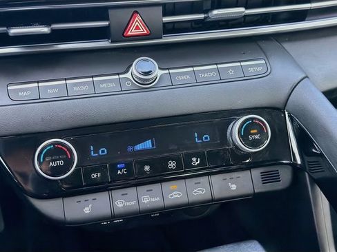 Certified 2025 Hyundai Elantra SEL FWD image 16