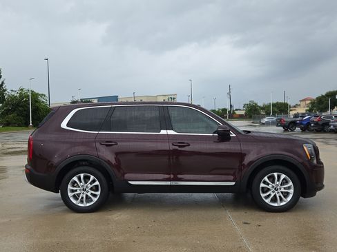 Used 2022 Kia Telluride LX FWD image 2