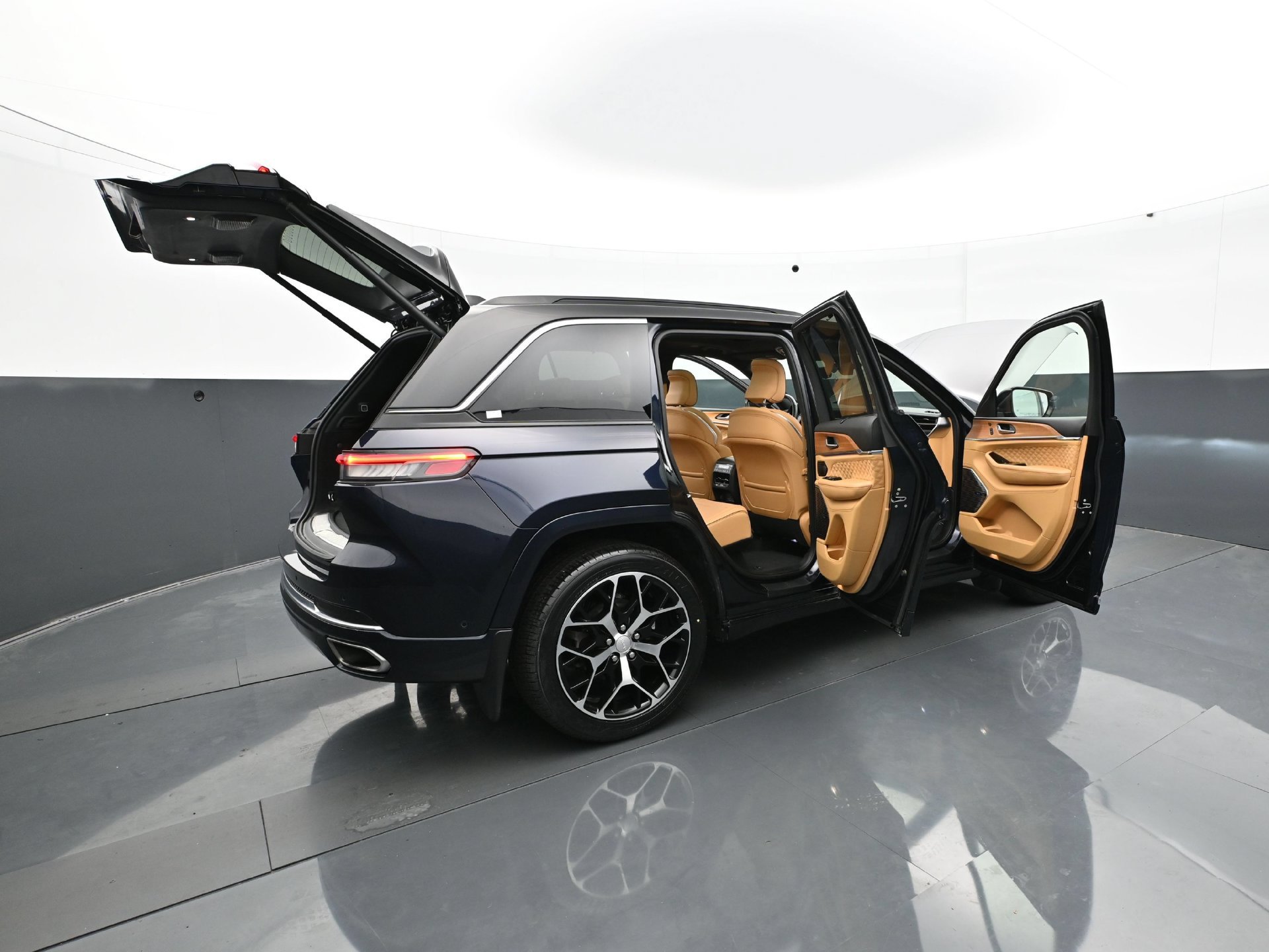 Used 2024 Jeep Grand Cherokee Summit AWD/4WD image 37