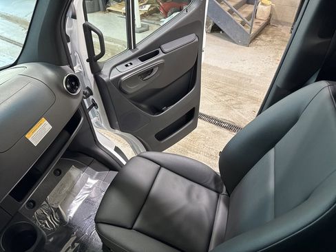 Used 2024 Mercedes-Benz eSprinter 170 Cargo image 23