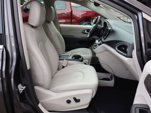 Used 2018 Chrysler Pacifica Touring-L Plus FWD image 52