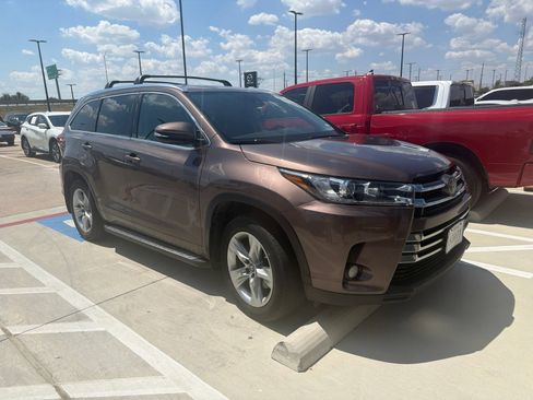 Used 2018 Toyota Highlander Limited FWD image 3
