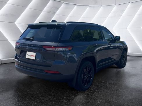 Used 2025 Jeep Grand Cherokee Altitude image 4