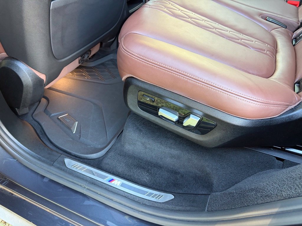 Used 2021 BMW X7 M50i w/ Dynamic Handling Package AWD/4WD image 30