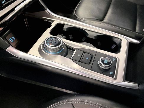 Used 2022 Ford Explorer XLT w/ Equipment Group 202A image 16