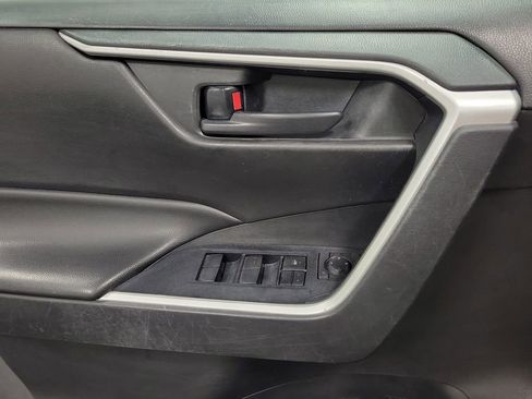 Used 2021 Toyota RAV4 LE AWD/4WD image 19