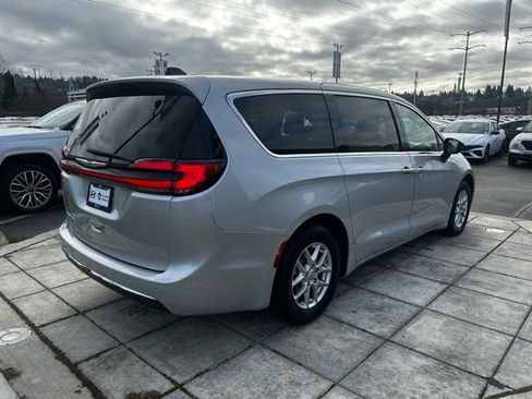 Used 2024 Chrysler Pacifica Touring-L image 7